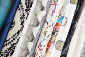 Muster von Gardinenstoffen im Laden